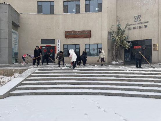 积雪清扫保畅通 文明之风暖民心