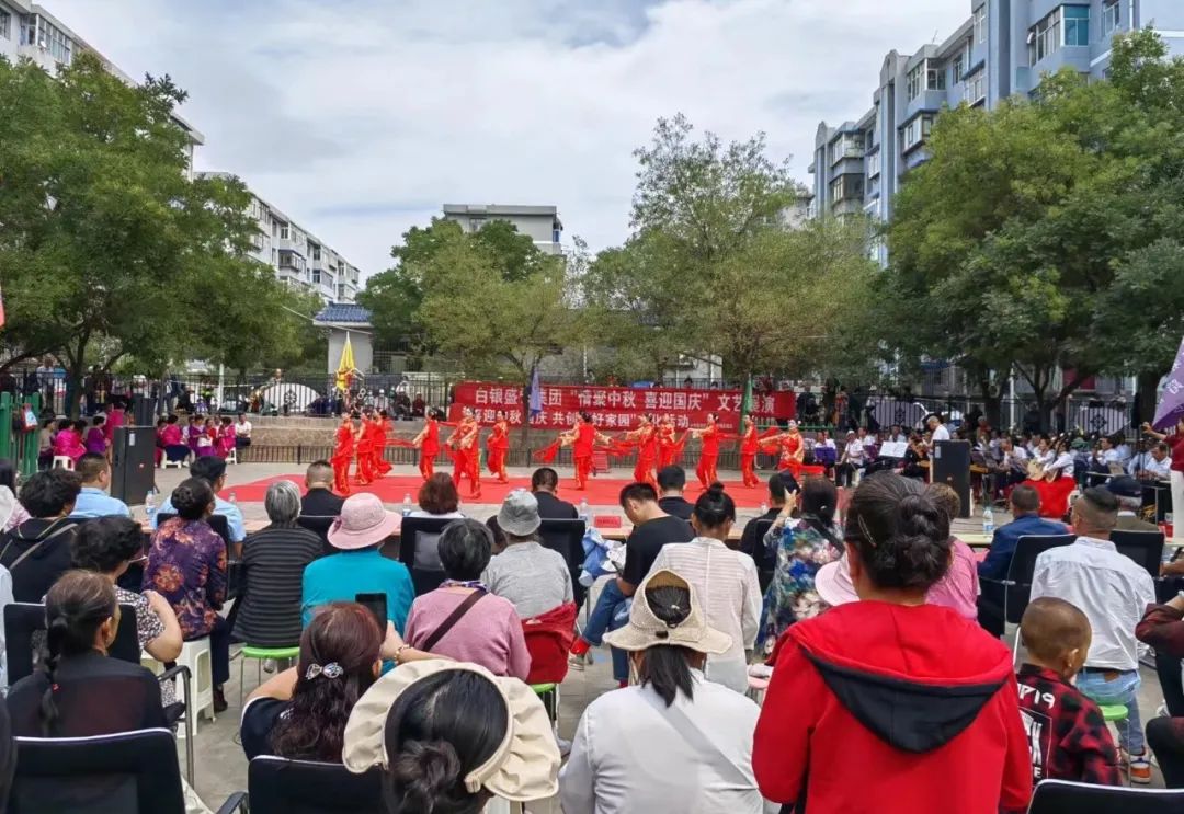盛银集团开展&ldquo;情聚中秋、喜迎国庆&rdquo;文艺展演进小区活动