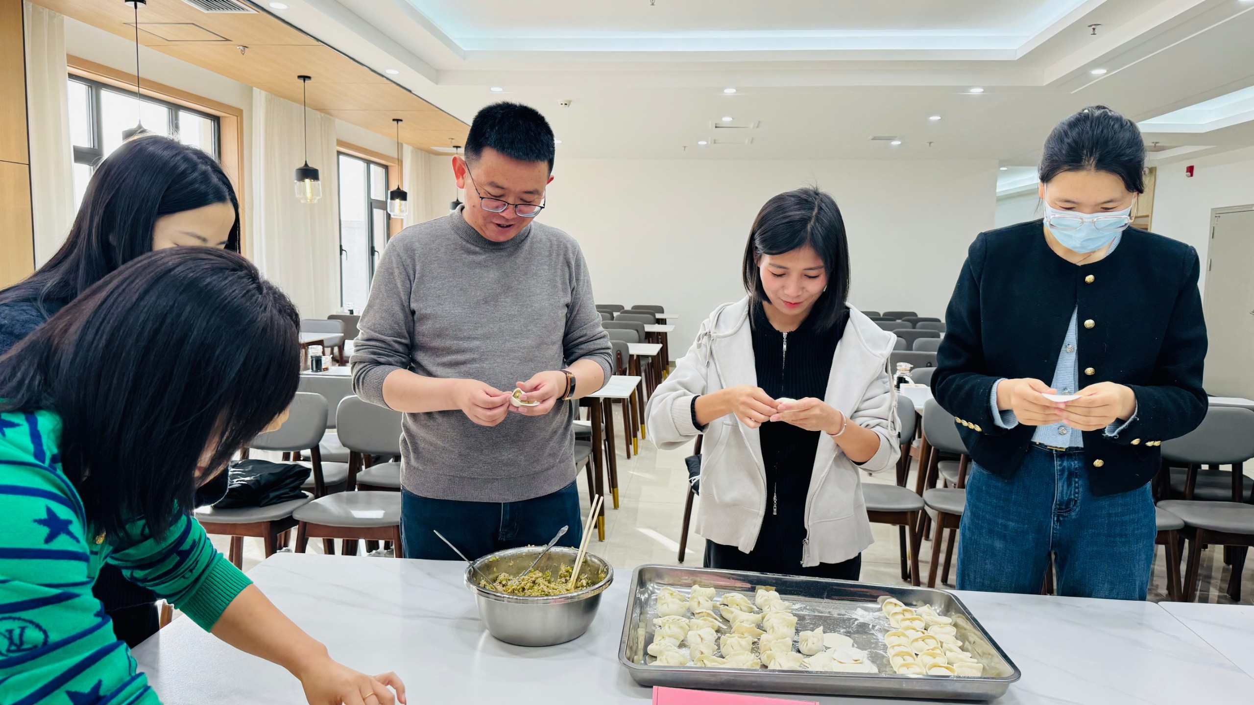 围炉话冬至 共劳暖人心|盛银集团举行冬至节包饺子活动