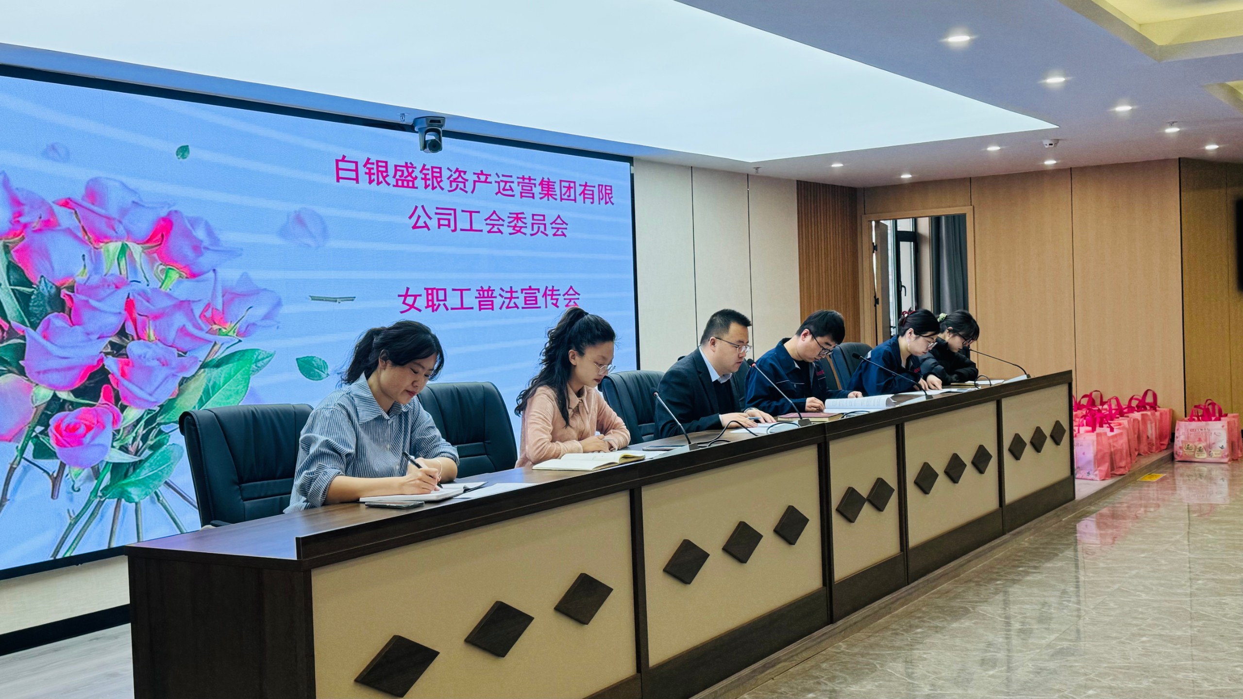 维护&ldquo;她&rdquo;权益 巾帼伴法行&mdash;&mdash;盛银集团举行&ldquo;三八&rdquo;国际妇女节女职工普法宣传活动