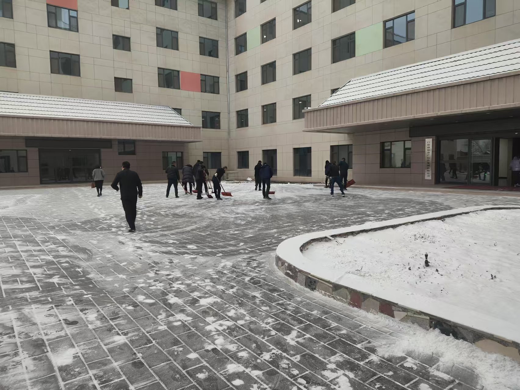 扫雪除冰保出行 以雪为令践初心&mdash;&mdash;盛银集团开展&ldquo;三清一维护&rdquo;除雪行动